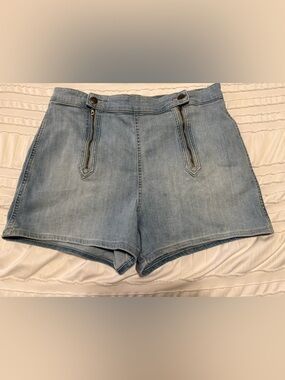 Lee Light Wash High-Rise Denim Shorts with Zip Pockets NWOT